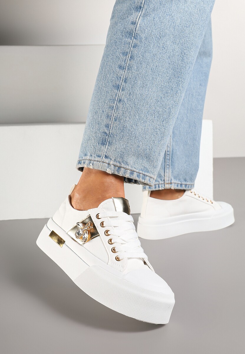 Białe Trampki na Platformie z Biżuteryjną Aplikacją Gonessa