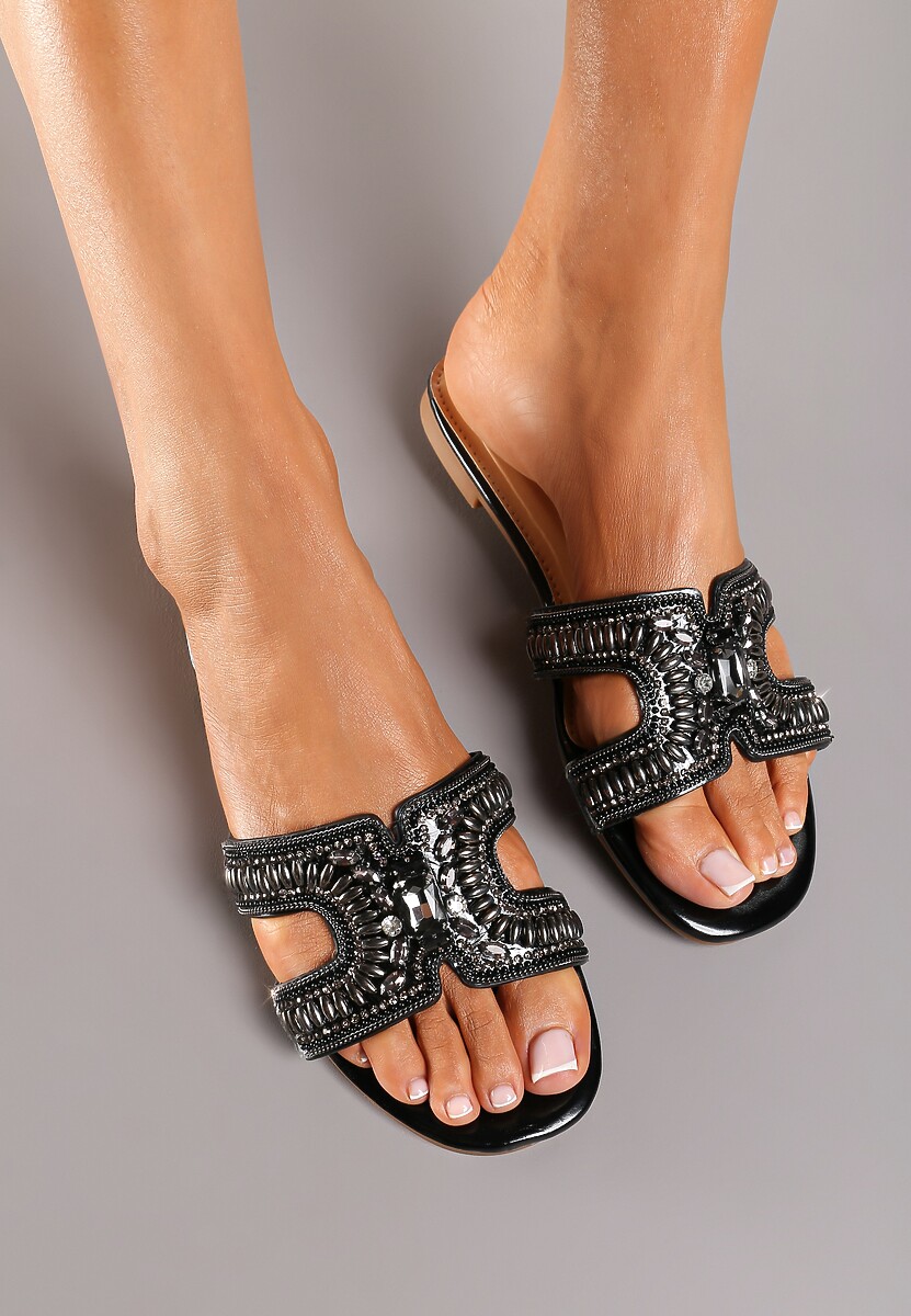 Czarne Klapki na Płaskiej Podeszwie Wykończone Cyrkoniami i Metalowymi Elementami Sanesstia