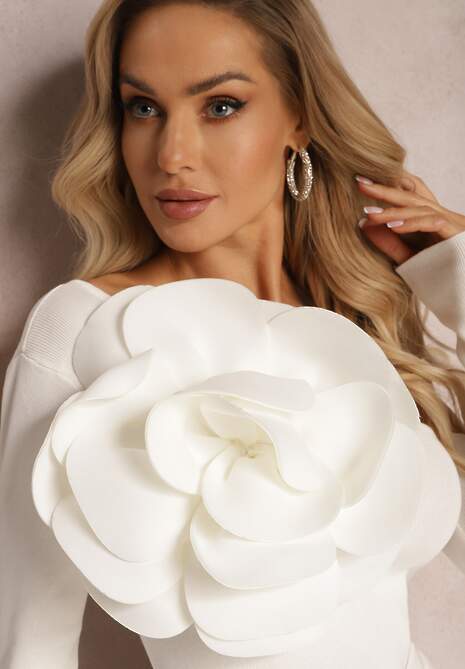 Biała Bluzka z Wiskozy o Asymetrycznym Kroju z Aplikacją 3D z Kwiatem Cheleta