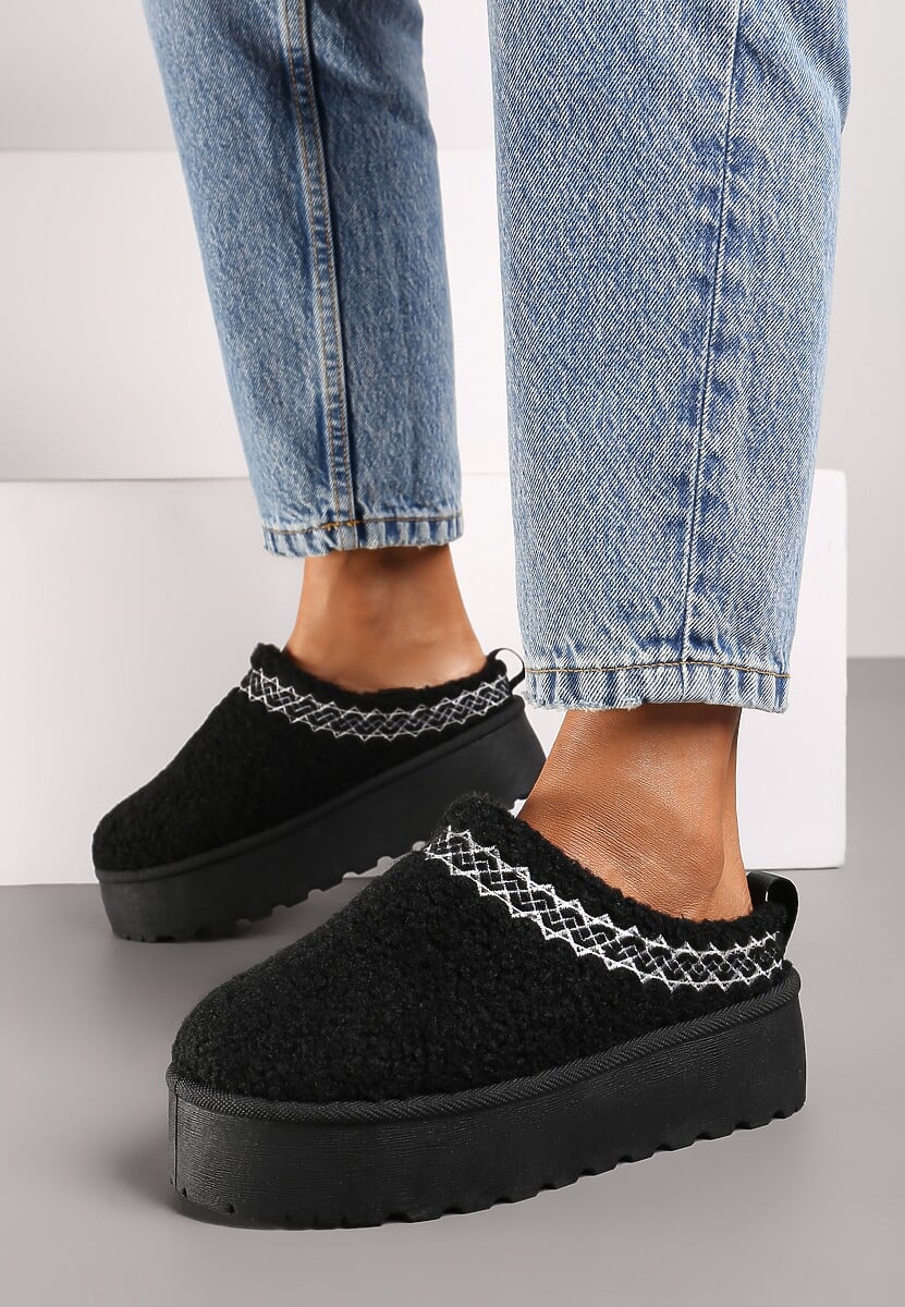 Czarne Niskie Śniegowce na Grubej Podeszwie Ozdobione Barankowym Futerkiem i Wzorzystym Przeszyciem Aziara