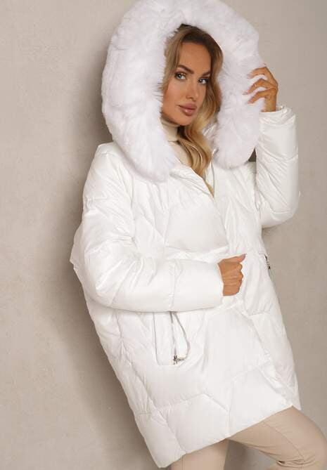 Biała Pudełkowa Kurtka Pikowana Ozdobiona Odpinanym Futerkiem i Suwakiem Hedizelle