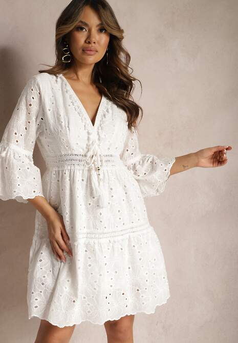 Biała Bawełniana Sukienka z Wiązaniem przy Dekolcie i Ażurowym Wzorem Falrisa