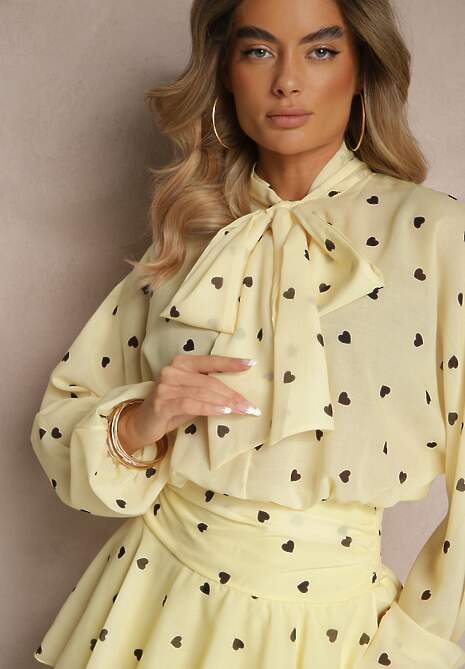 Żółta Sukienka o Rozkloszowanym Kroju z Nietoperzowymi Rękawami i Wiązaniem Mironaria