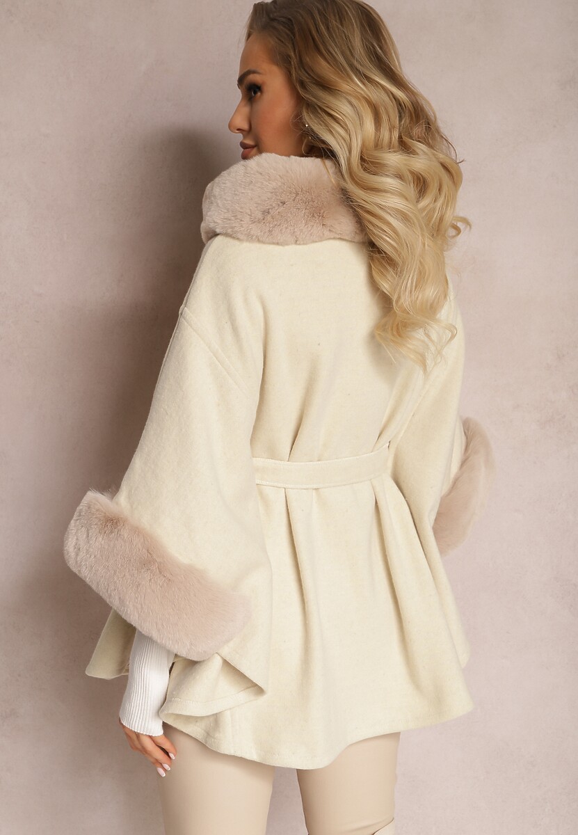 Beżowy Płaszcz Ponczo z Wiskozy z Paskiem i Futerkiem Roymessa