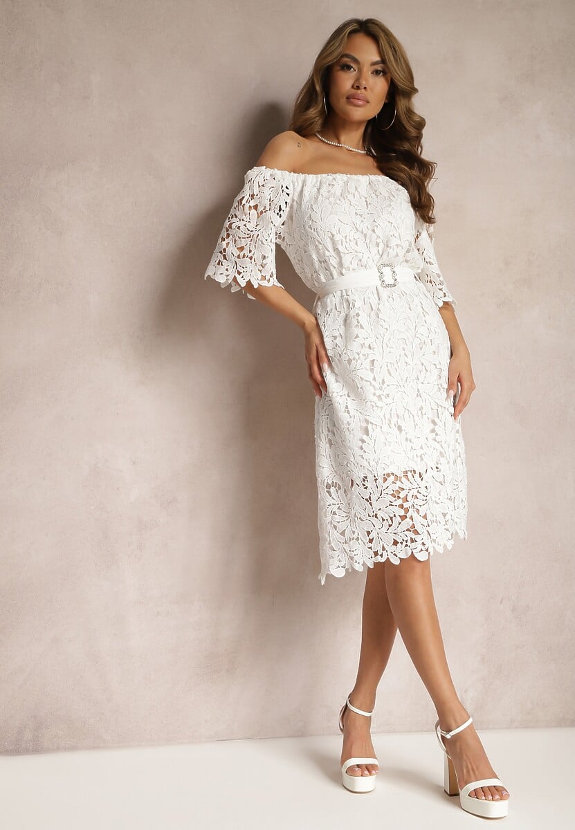 Biała Sukienka o Klasycznym Fasonie z Koronką i Paskiem Ineslina