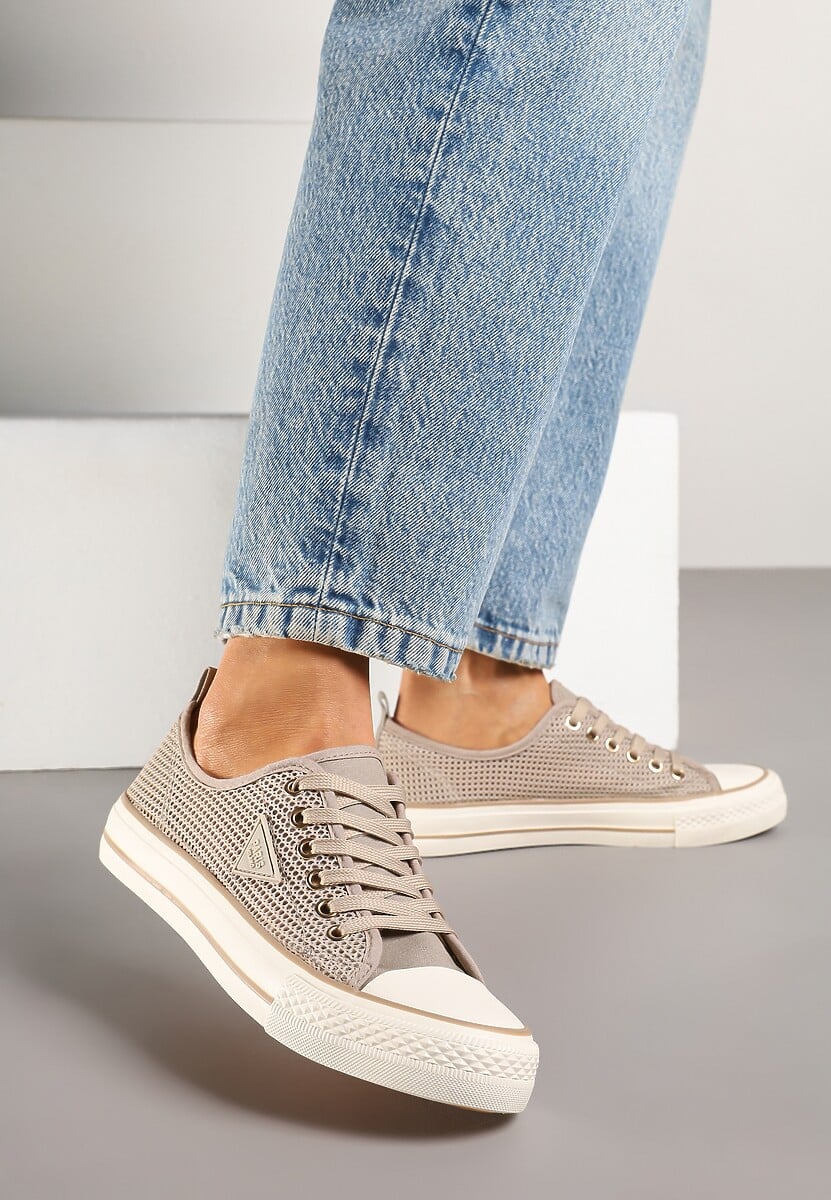 Czarne Szydełkowe Trampki o Klasycznym Fasonie Vovessa