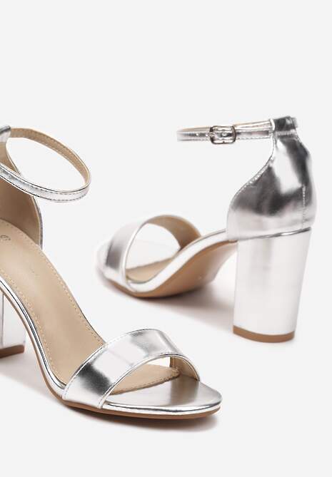 Srebrne Sandały na Słupku Zapinane przy Kostce na Sprzączkę Leafina