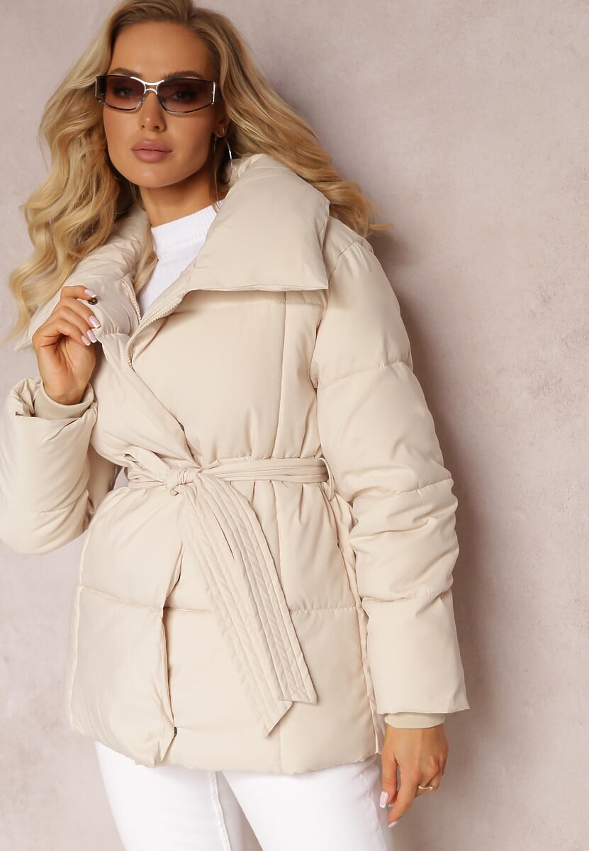 Jasnobeżowa Pikowana Kurtka z Paskiem w Talii i Szerokim Kołnierzem Fusteni
