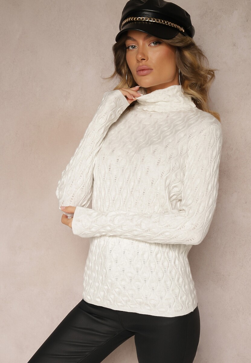 Jasnobeżowy Golf z Wiskozą w Tłoczony Wzór Przeszyty Metaliczną Nitką Neldora