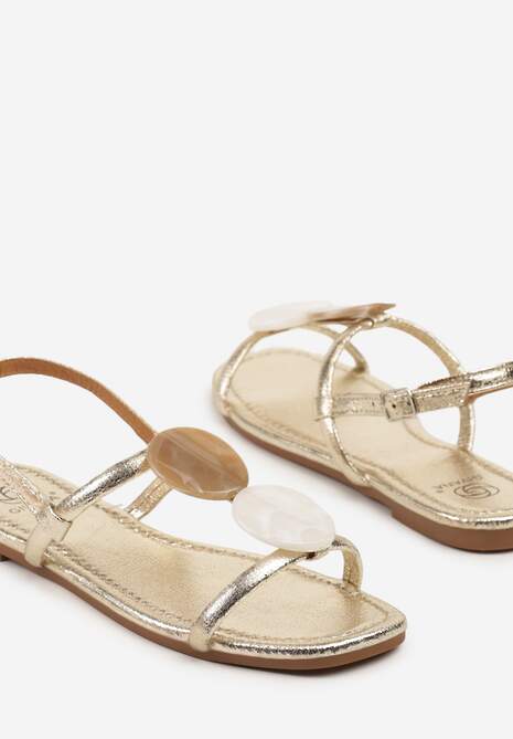 Złote Sandały na Płaskiej Podeszwie z Aplikacją Nitissa