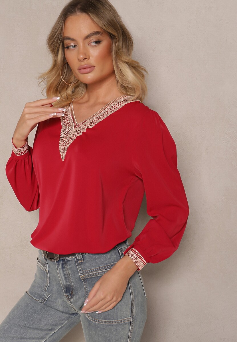 Czarna Rustykalna Bluzka z Dekoltem w Serek Zdobiona Koronką Gonasea