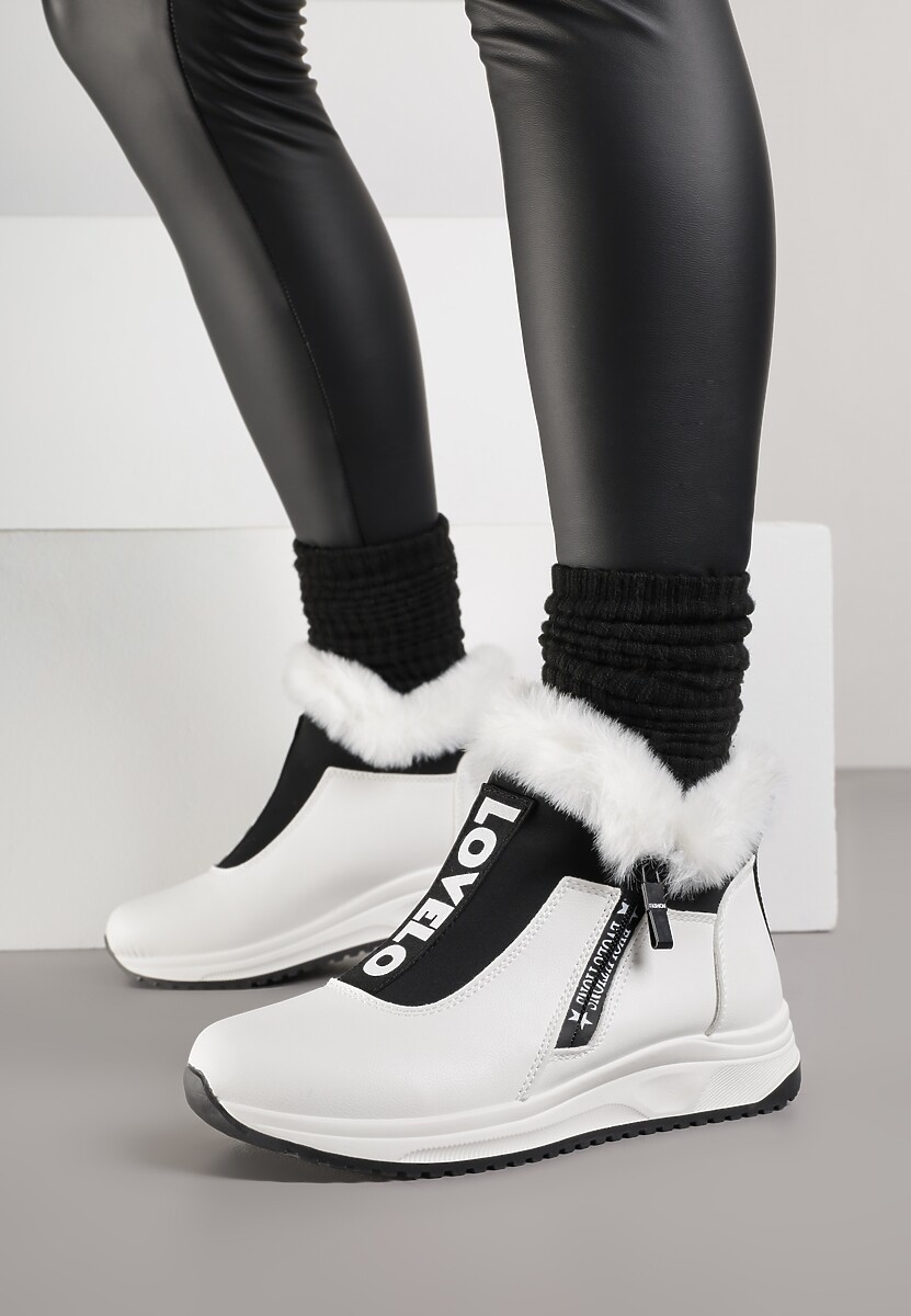 Białe Sneakersy na Płaskiej Podeszwie Ozdobione Futerkiem i Napisami Rialises