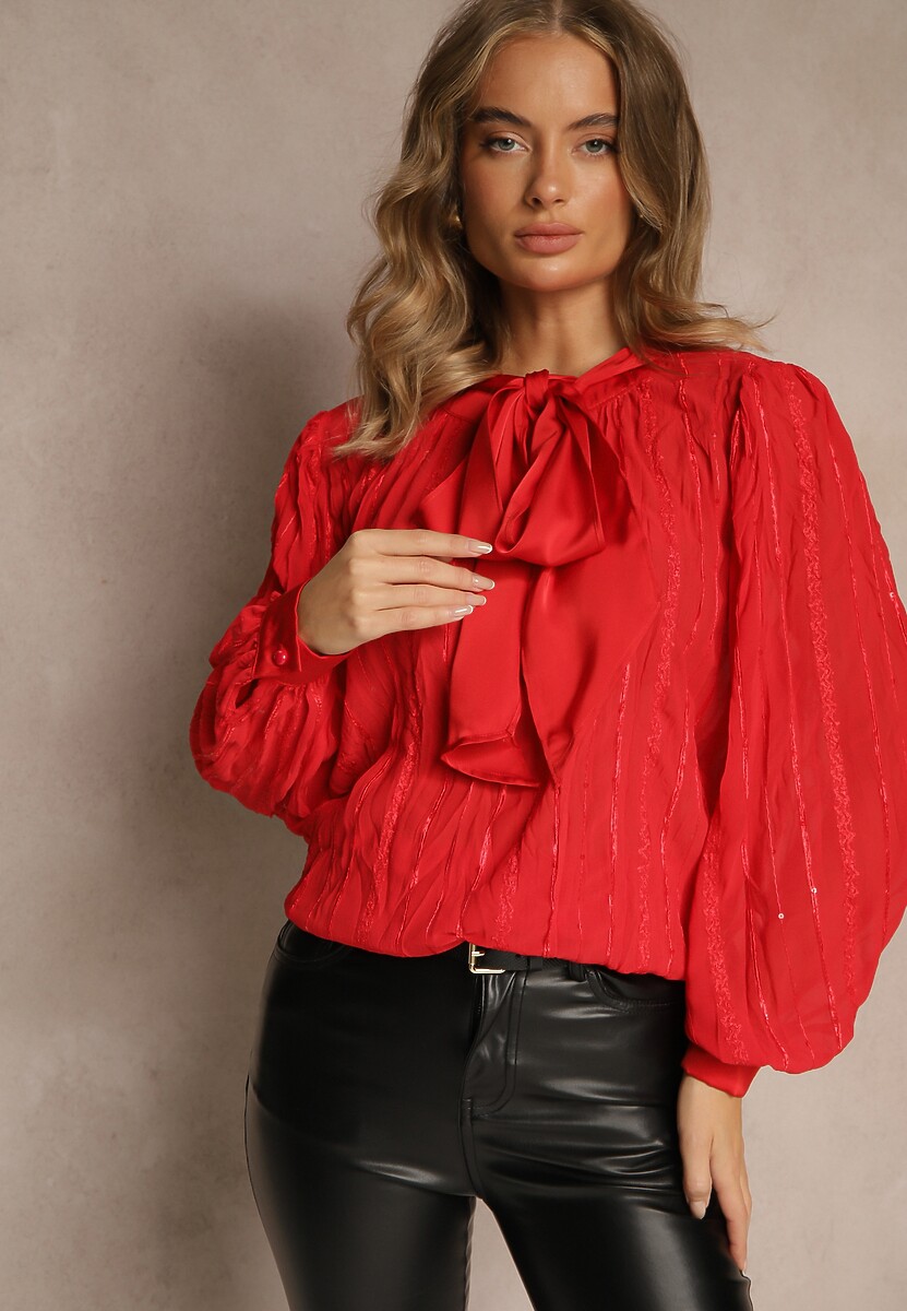 Czerwona Tłoczona Bluzka o Koszulowym Kroju z Ozdobnym Wiązaniem Sepalea