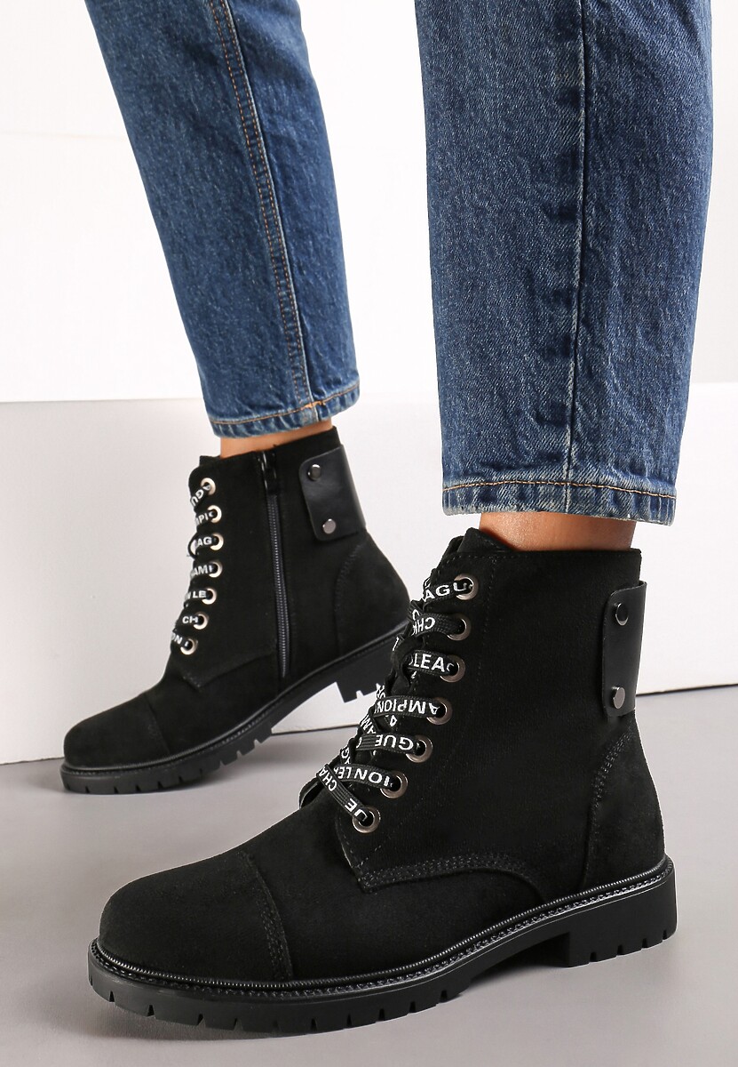 Czarne Botki z Paskiem z Ekoskóry Ozdobione Nitami na Płaskiej Podeszwie Elsara