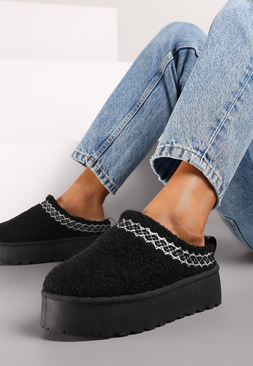 Czarne Niskie Śniegowce na Grubej Podeszwie Ozdobione Barankowym Futerkiem i Wzorzystym Przeszyciem Aziara