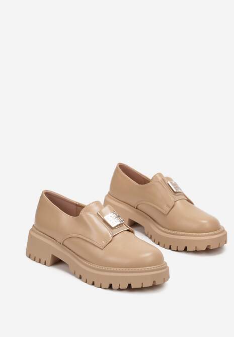 Ciemnobeżowe Mokasyny na Platformie z Geometryczną Aplikacją Tindara