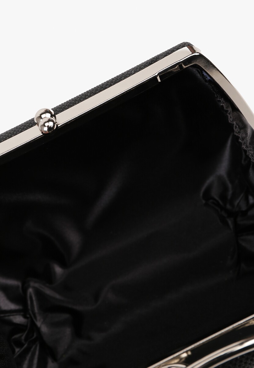 Czarna Torebka Typu Kopertówka Ozdobiona Okrągłym Uchwytem Tolarania