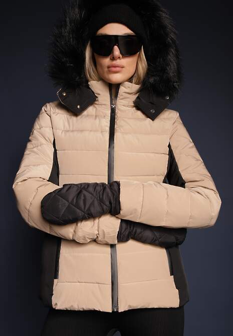 Ciemnobeżowa Taliowana Kurtka z Pikowanym Przeszyciem i Kapturem z Futerkiem Sagiola