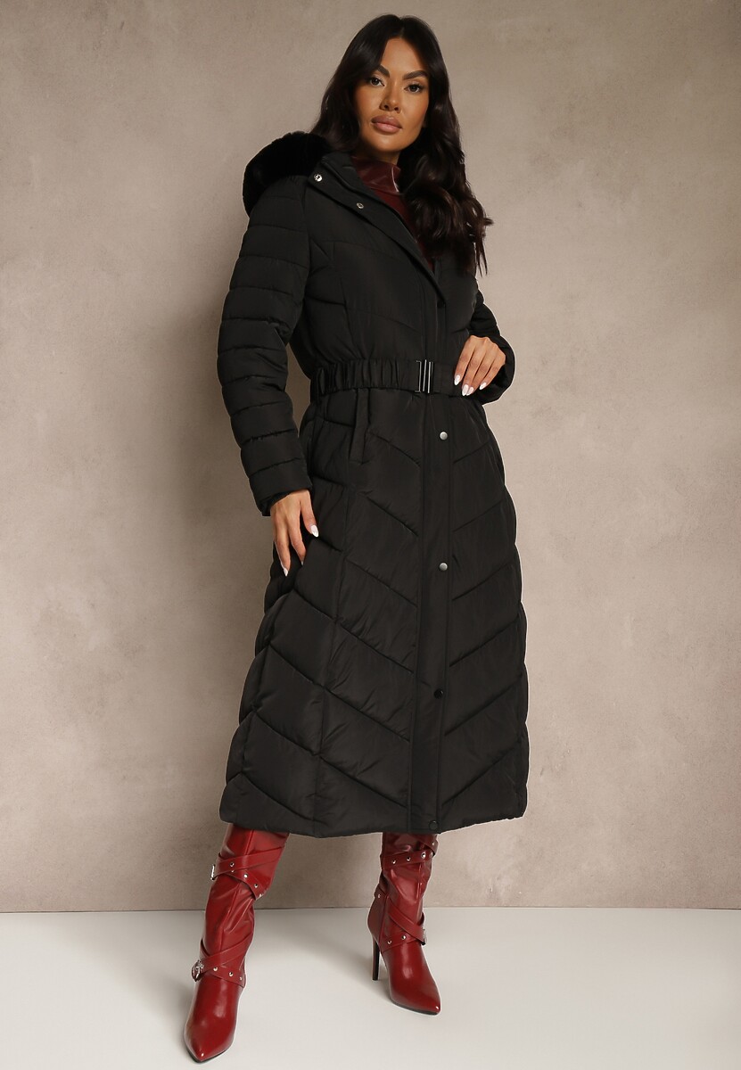 Czarna Zimowa Kurtka Pikowana o Długim Kroju z Paskiem i Kapturem z Futrem Retarda