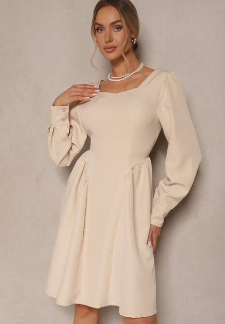 Beżowa Sukienka o Rozkloszowanym Kroju Ozdobiona Kwadratowym Dekoltem Katirva