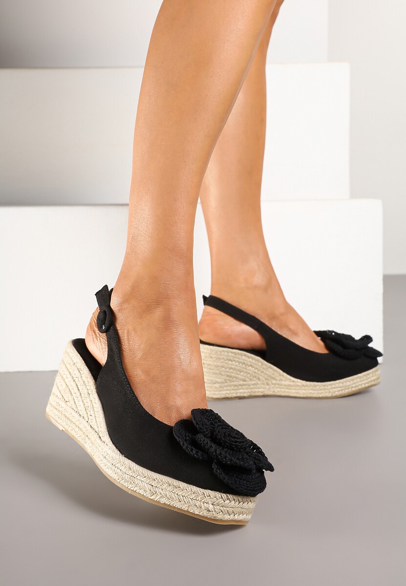 Beżowe Sandały na Koturnie Ozdobione Plecionką i Kwiatem 3D Lealora