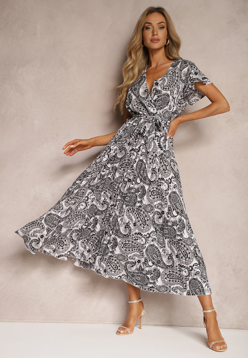 Czarno-Biała Rozkloszowana Sukienka z Trójkątnym Dekoltem z Materiałowym Paskiem i Gumką w Talii Carimi