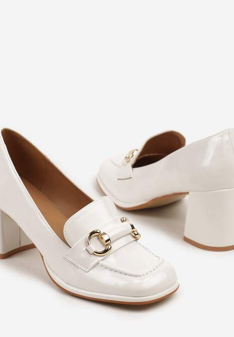 Białe Lakierowane Półbuty na Obcasie z Kwadratowym Noskiem i Klamrą Leminae