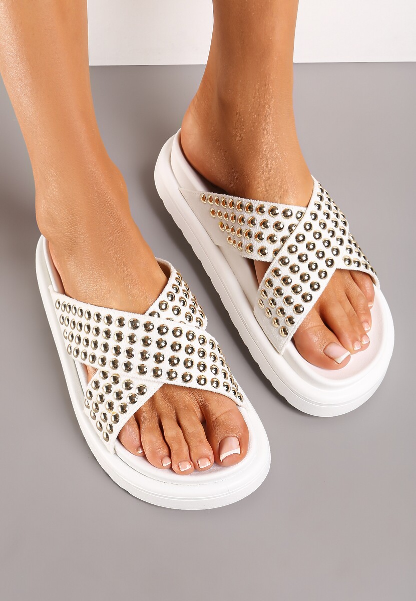 Białe Klapki z Nitami na Skrzyżowanych Paskach Vrinella