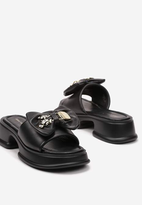 Czarne Klapki na Niskiej Platformie z Wycięciem Ozdobione Kokardą i Metaliczną Aplikacją Horissa