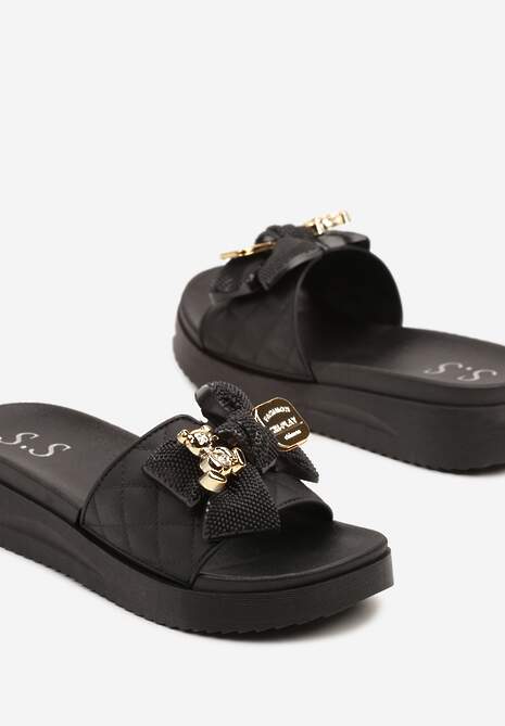 Czarne Klapki na Platformie Ozdobione Pikowaniem Aplikacjami i Kokardą Evelseli