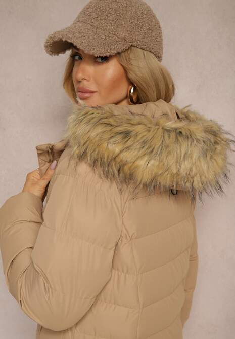 Beżowa Kurtka Zimowa z Pikowanymi Przeszyciami i Kapturem z Futrem Alirina