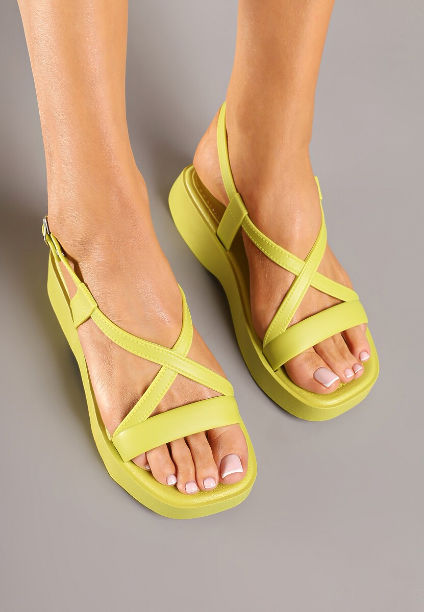 Jasnozielone Sandały na Niskiej Platformie z Paskami w Kształcie X Nusialia
