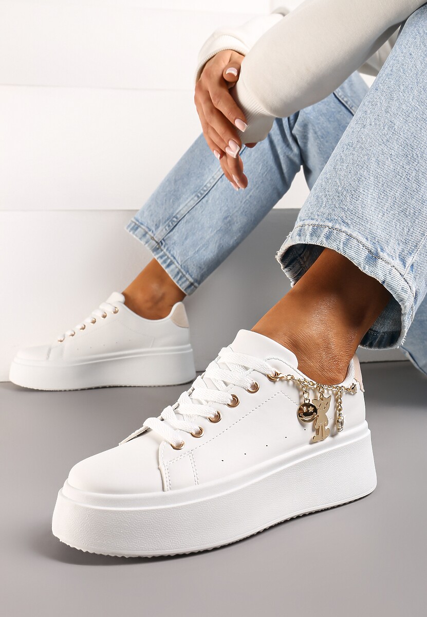 Biało-Beżowe Sznurowane Sneakersy z Ekoskóry na Platformie z Łańcuszkiem i Zawieszkami Salvania