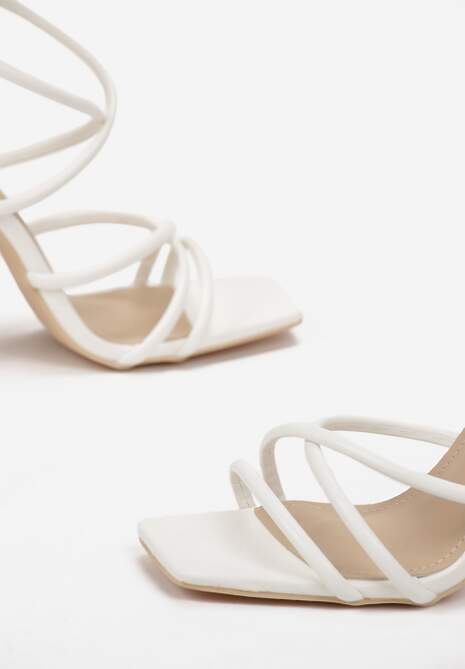 Białe Sandały na Wysokim Słupku z Cienkimi Paskami Tajo