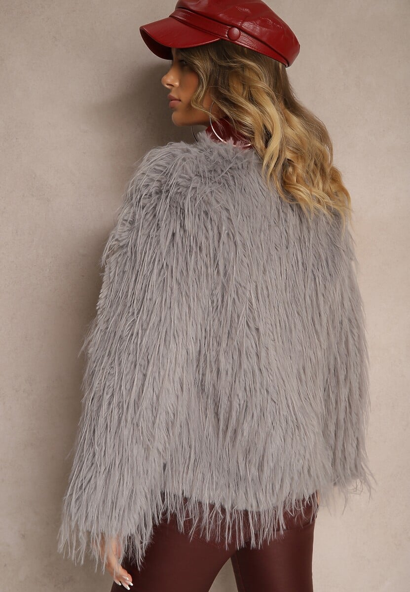 Jasnoszara Futerkowa Kurtka o Prostym Kroju z Zapięciem na Haftki Sialithiel