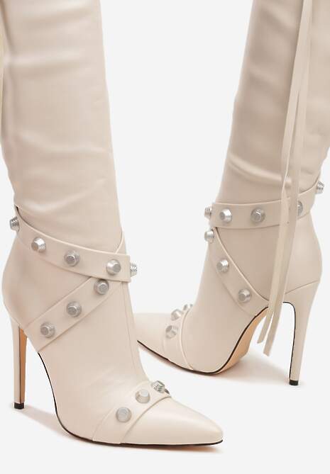 Beżowe Kozaki na Obcasie ze Szpiczastym Noskiem Zdobione Ćwiekami i Paskami przy Cholewce Zinadea