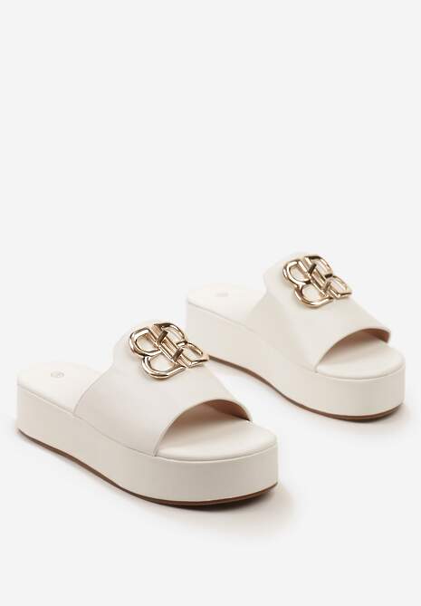 Białe Klapki na Platformie Wykończone z Przodu Aplikacją Cavisa