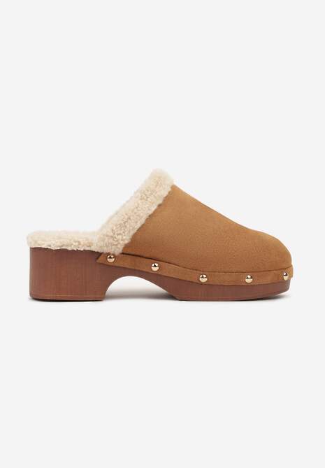 Brązowe Klapki na Słupku w Stylu Chodaków Ozdobione Nitami i Futerkiem Serratta