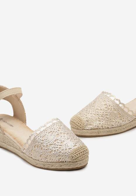 Złote Sandały w Stylu Espadryli na Koturnie z Plecionką i Ażurowym Noskiem Bellisae
