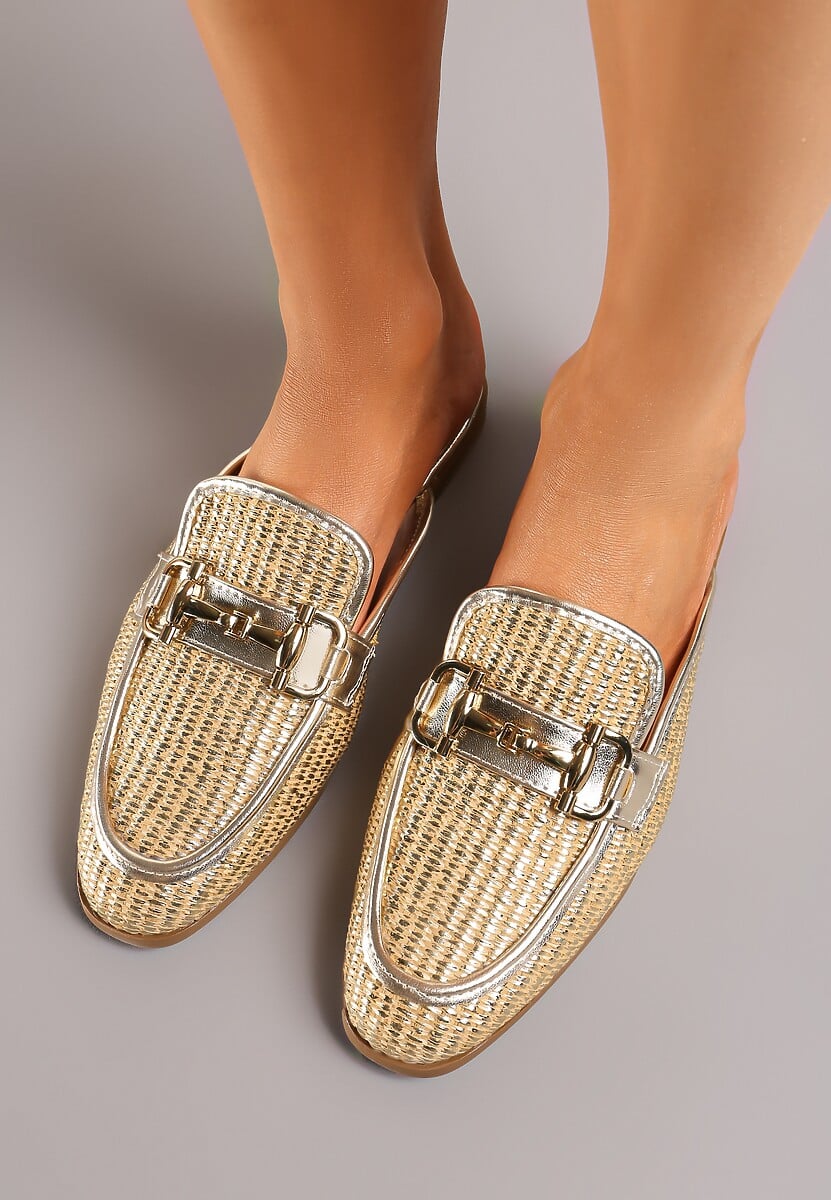 Złote Klapki Mule z Tłoczeniem na Wzór Plecionki i Klamrą Opheliase