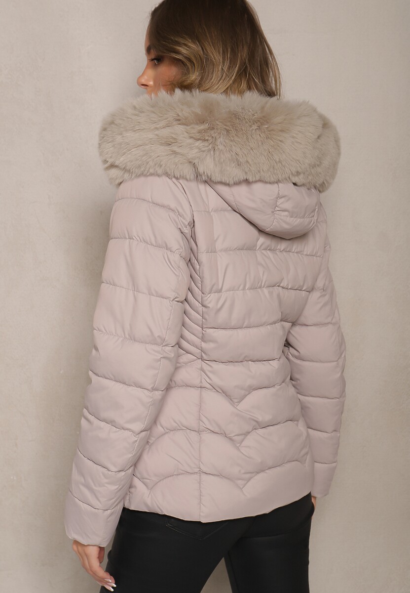 Jasnoszara Kurtka z Pikowanymi Przeszyciami i Odpinanym Kapturem Ocieplana Futrem Reanara