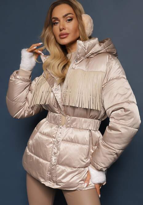 Beżowa Kurtka z Kapturem i Marszczonym Paskiem Zdobiona Frędzlami i Pikowaniem Sanathra
