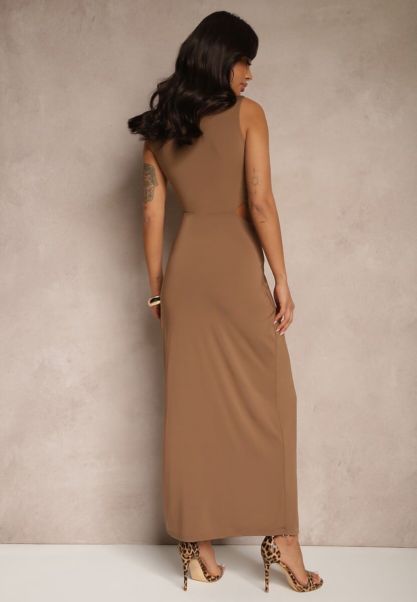 Brązowa Sukienka z Wiskozą Metalową Ozdobą i Wycięciami po Bokach Odivane