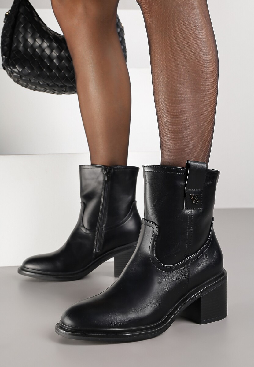Czarne Botki Vices na Słupku Ozdobione Aplikacją Liter Lorrise