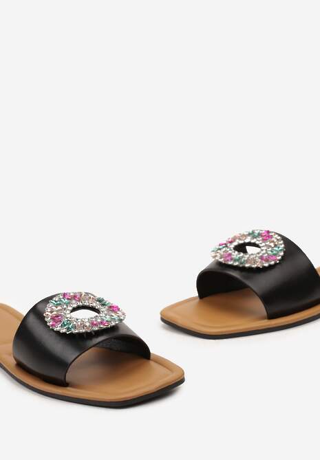 Czarne Klapki Ozdobione Okrągłą Blaszką z Kolorowymi Cyrkoniami Sidraka