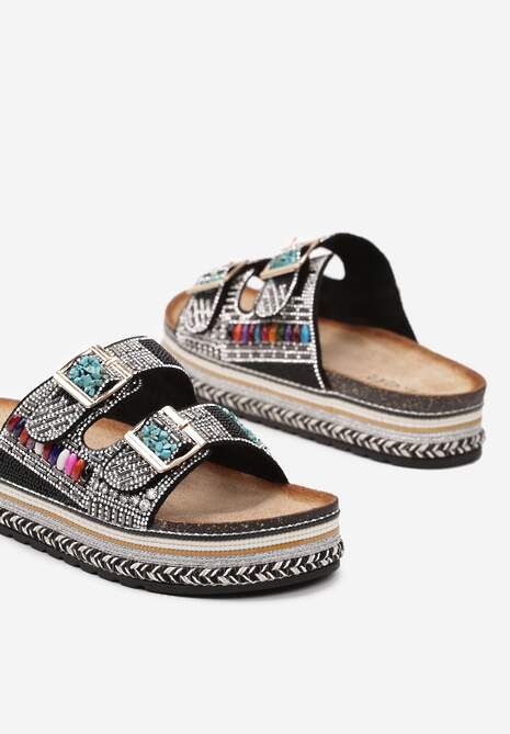 Czarne Klapki w Stylu Boho na Plecionej Platformie Wykończone Sprzączką i Cyrkoniami Antella