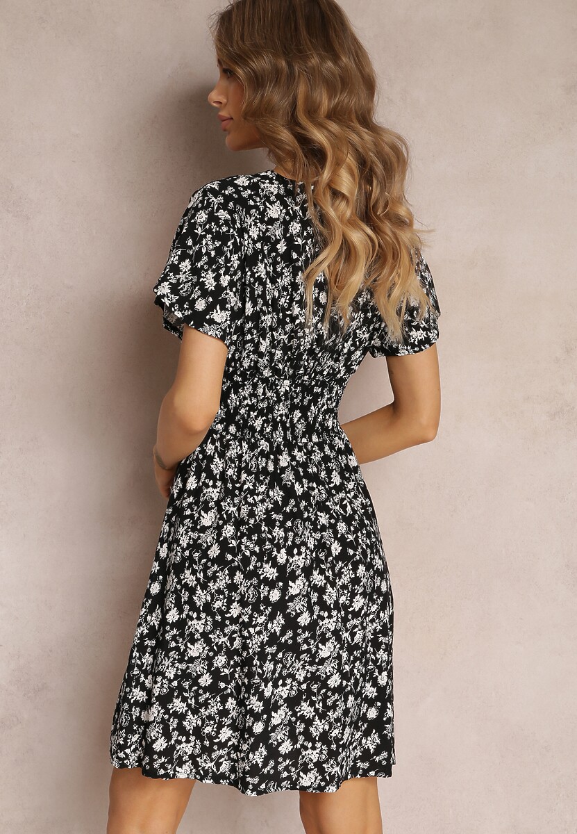 Czarna Wiskozowa Sukienka Mini w Kwiaty z Gumką w Talii i Kopertową Górą Joslena