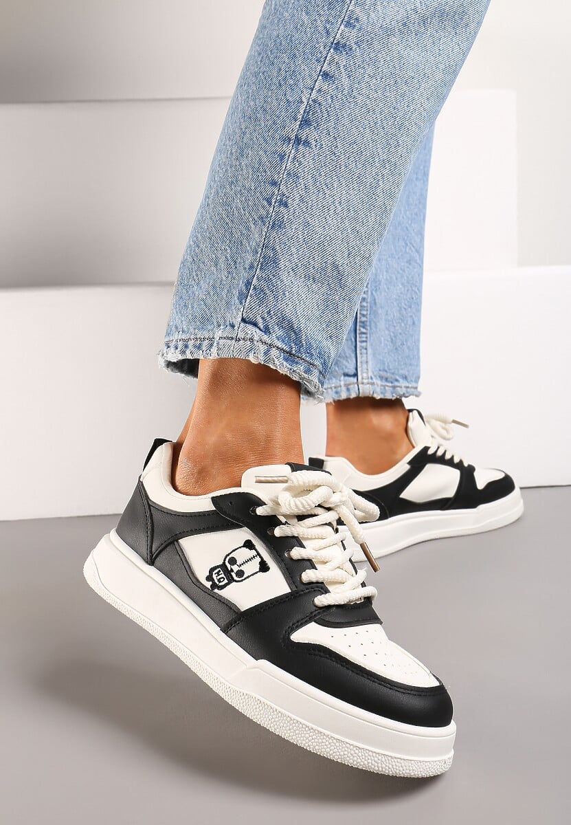 Czarno-Beżowe Sznurowane Sneakersy z Ekoskóry z Ozdobną Naszywką i Perforacją Vetria