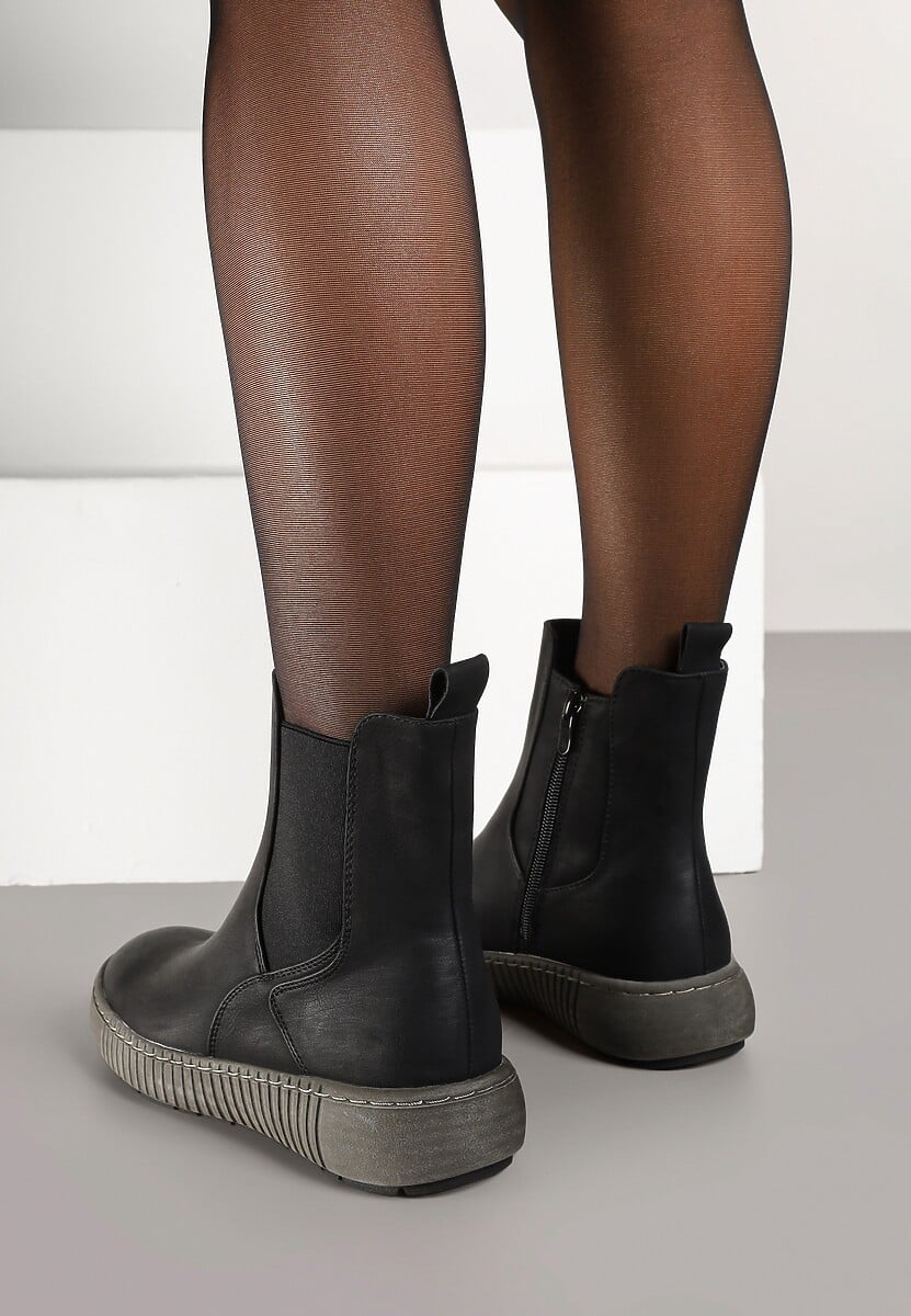 Czarne Botki Sztyblety na Płaskiej Podeszwie Ozdobionej Tłoczeniem Lemitana