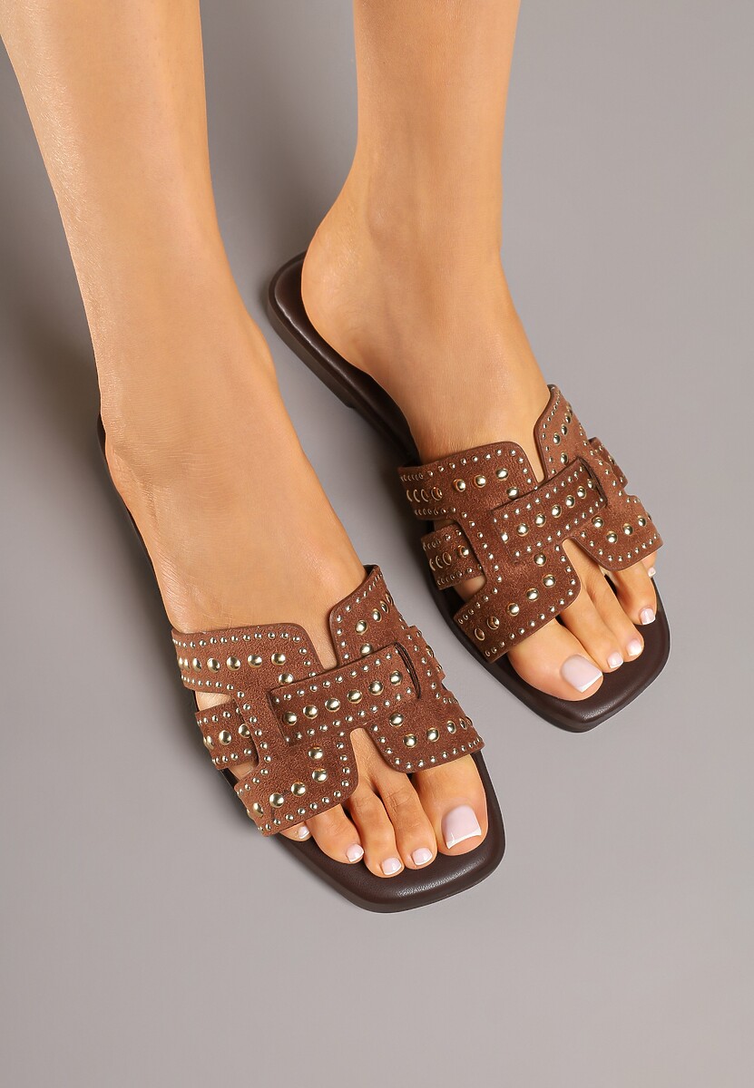 Czarne Klapki na Płaskiej Podeszwie z Cholewką Zdobioną Nitami Redolinae